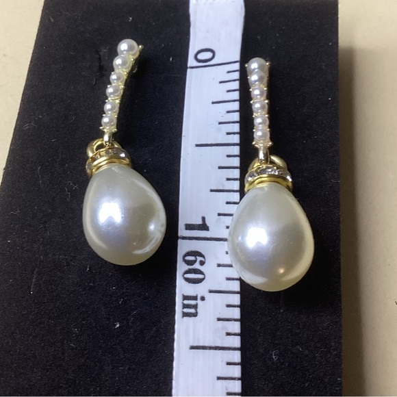 Elegant Pearl Drop Earrings with Gold Accents - Picture 4 of 4